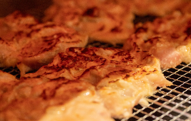 焼き網で焼き上げる主菜