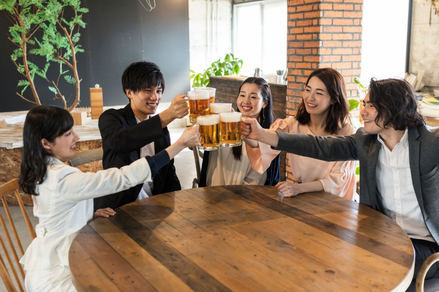 懇親会とは？意味や目的、服装やマナー、親睦会との違いについてわかりやすく徹底解説！｜業界のプロが教えるロケ弁・イベント弁当ナビ