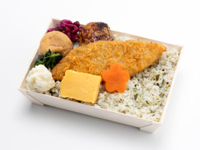サクサク衣の黄金白身フライ重　~青海苔と出汁の炊き込みご飯~